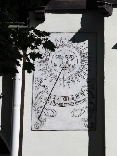 Monochromatyczne sgraffito z willi Tadeusza Tekielskiego z Alei Pod Kasztanami 10. Spodnia warstwa zaprawy zabarwiona została węglem drzewnym, na kt&oacute;rą naniesiona została warstwa pobiały wapiennej. Fot. Ludmiła Łapka